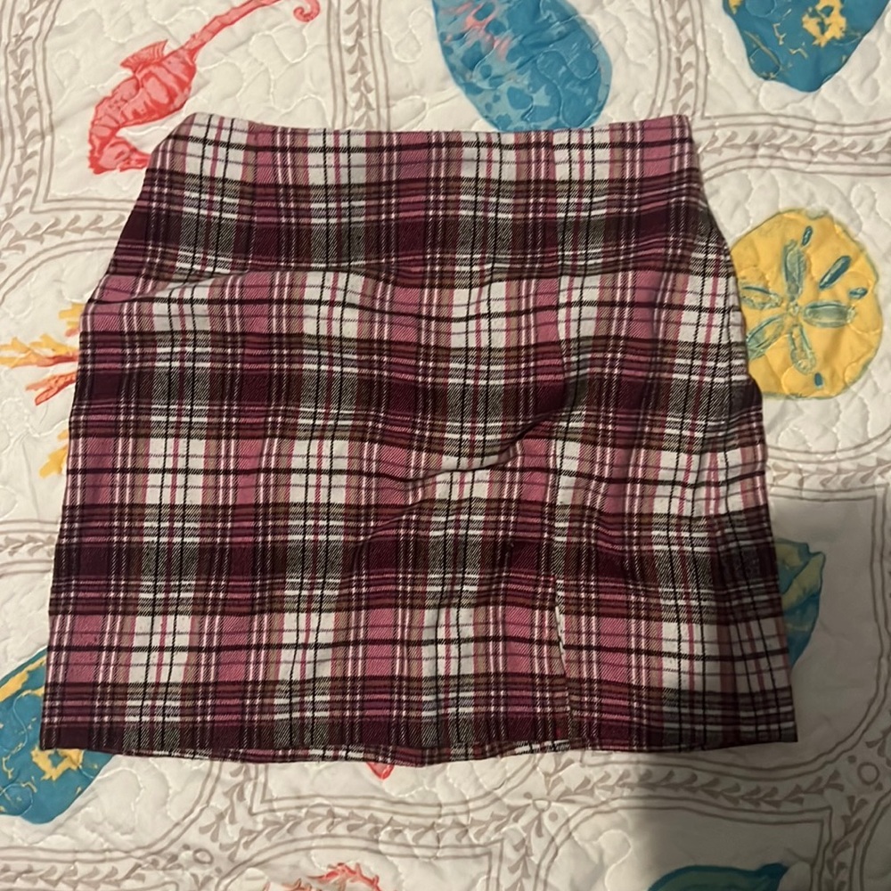 Cute medium 7/8 skirt that’s pink plaid.